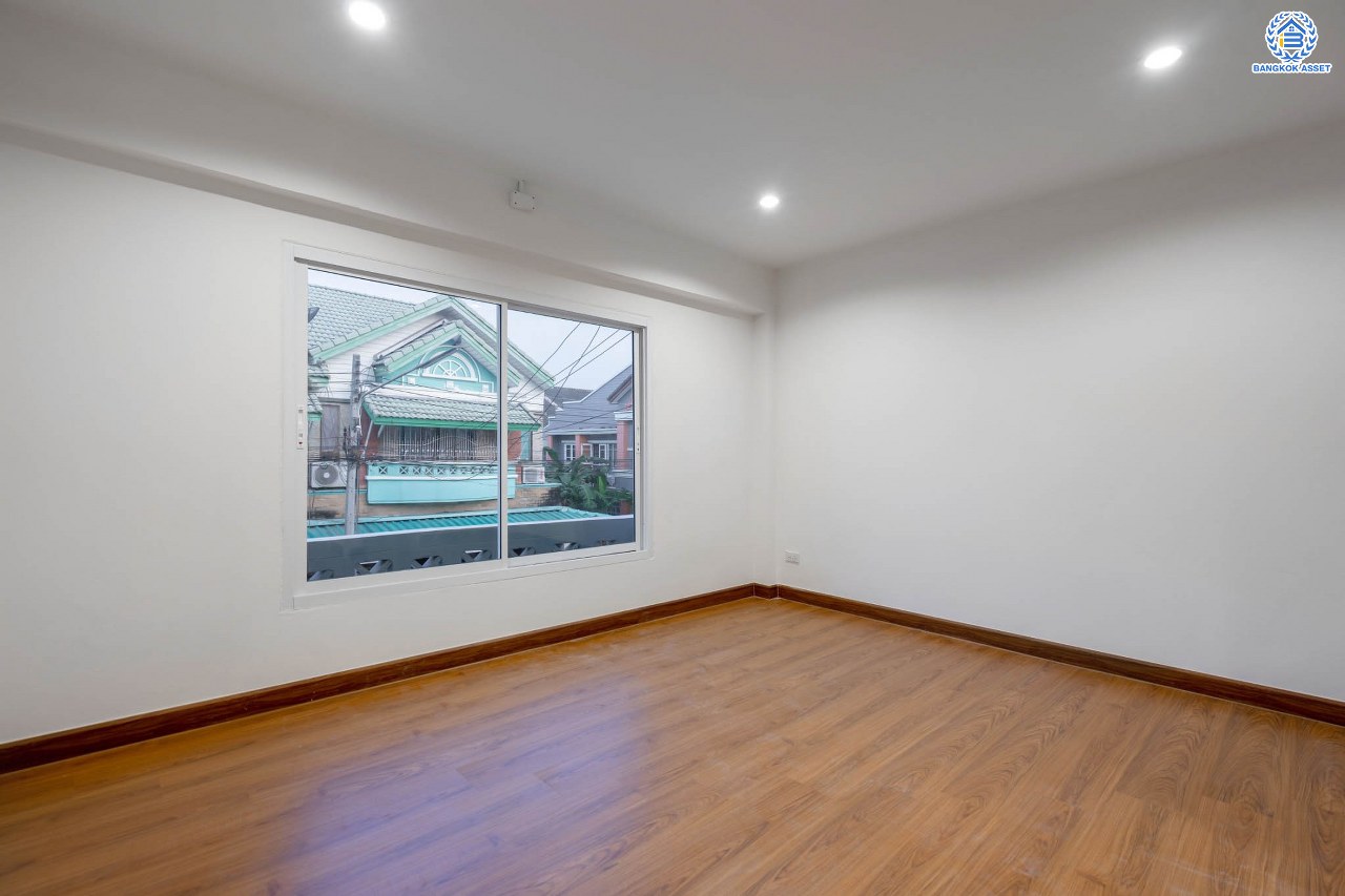 บ้านมือสองตกแต่งใหม่ โครงการ นันทนาการ์เด้น-พาร์คเพลส 345 ราชพฤกษ์-ติวานนท์ เนื้อที่ 27 ตร.ว. ฟังก์ชัน 3 ห้องนอน 2 ห้องน้ำ จอดรถได้ 2 คัน บรรยากาศเงียบสงบเป็นส่วนตัว สิ่งอำนวยความสะดวกมากมาย! บนทำเลศักยภาพ เชื่อมต่อถนนราชพฤกษ์ ใกล้จุดขึ้นทางด่วน "ศรีสมาน"